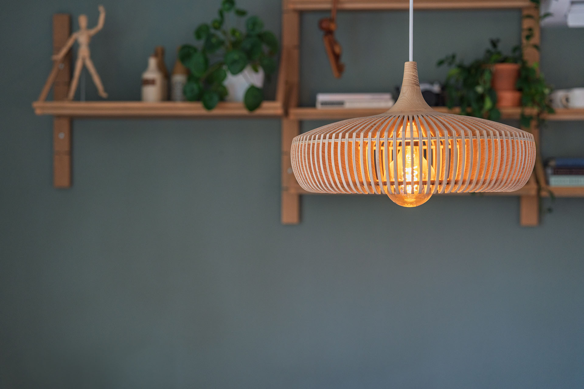Lampe med hylle i bakgrunn