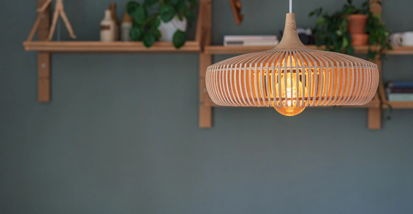 Lampe med hylle i bakgrunn