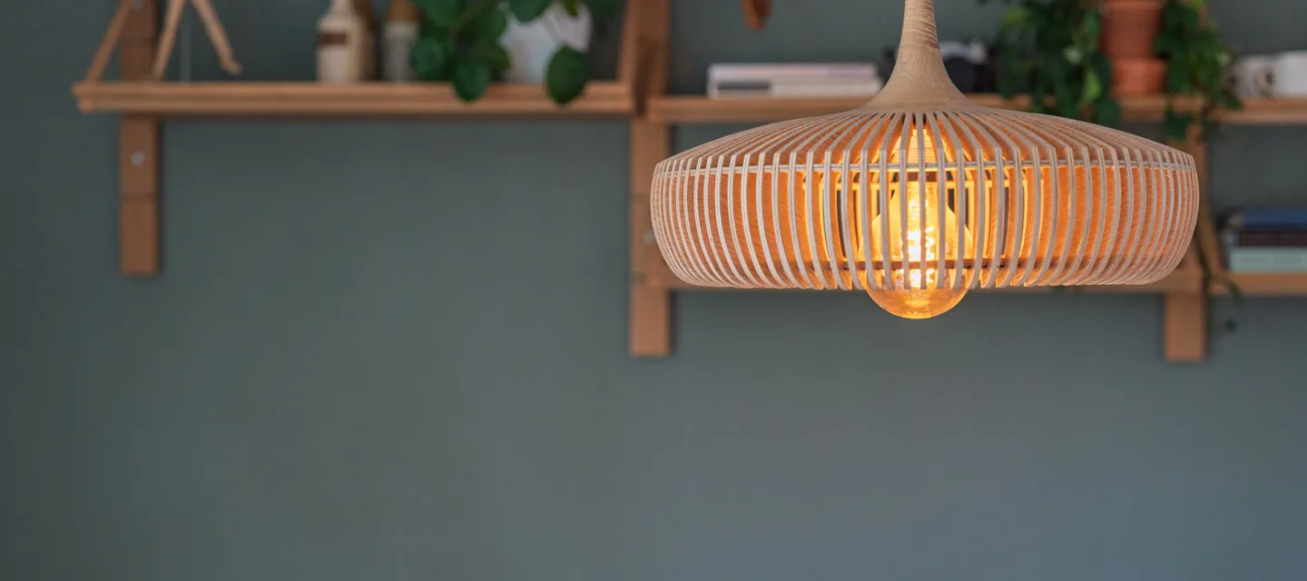 Lampe med hylle i bakgrunn