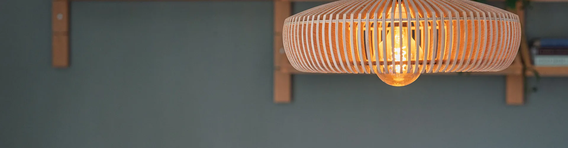 Lampe med hylle i bakgrunn