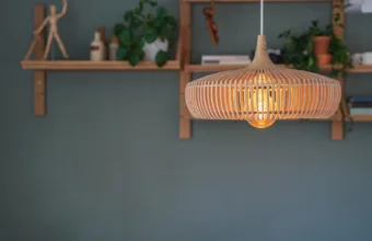 Lampe med hylle i bakgrunn