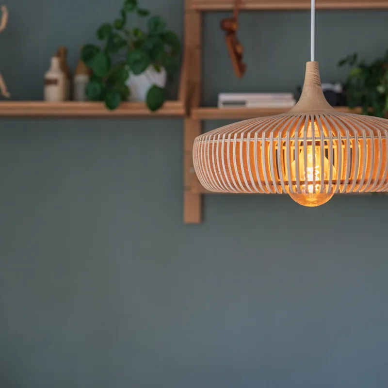 Lampe med hylle i bakgrunn