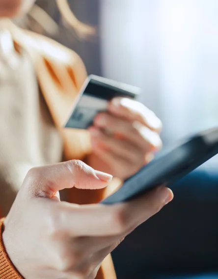 Wattn Mobil og kort i hand 481356434