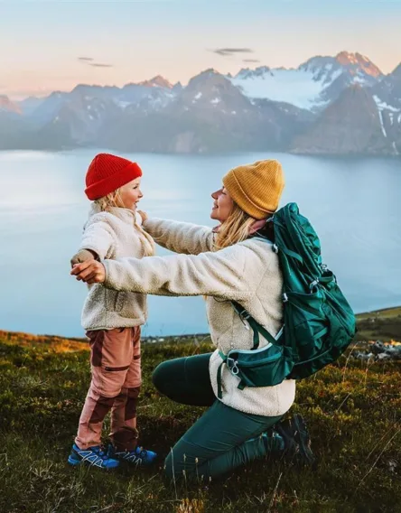 Wattn Mor og datter pa fjellet 1033779699